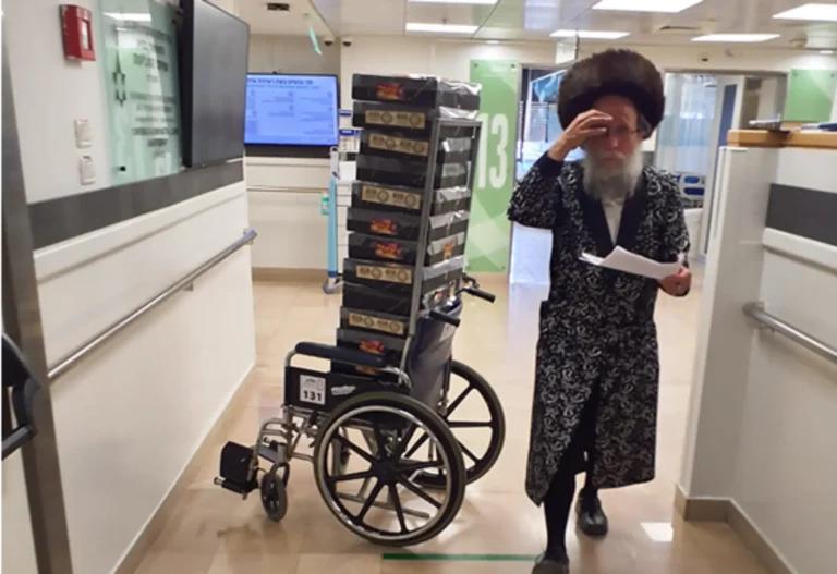 חלוקת ערכות פורים בתל השומר