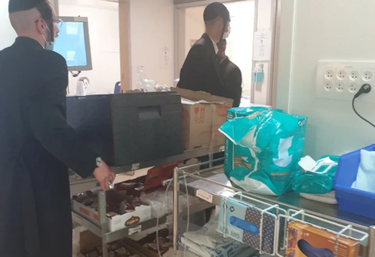 חלוקת מיני מאפה ואוכל חם במחלקות בבית חולים