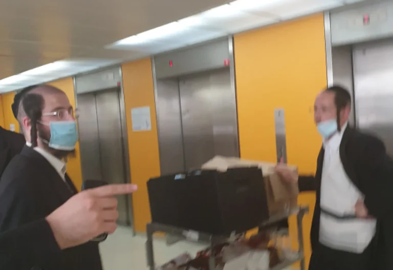 חלוקת ערכות צהריים בביית חולים