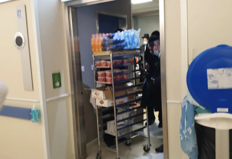 מתנדבי חסדי איש בחלוקת ערכות בבית חולים