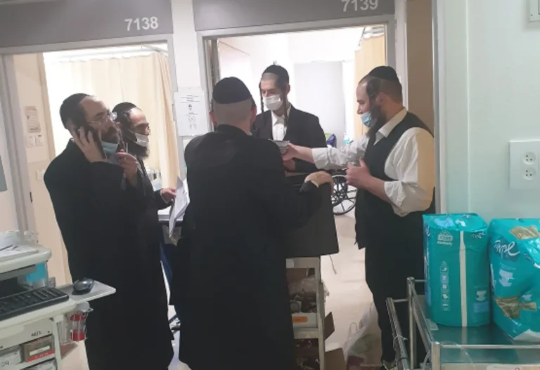 חלוקת אוכל בבית חולים תל השומר